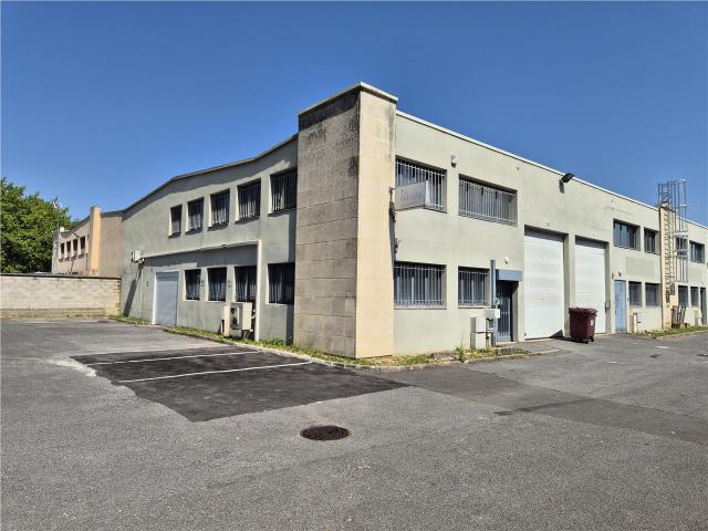 Local Commercial location à Torcy, Emerainville