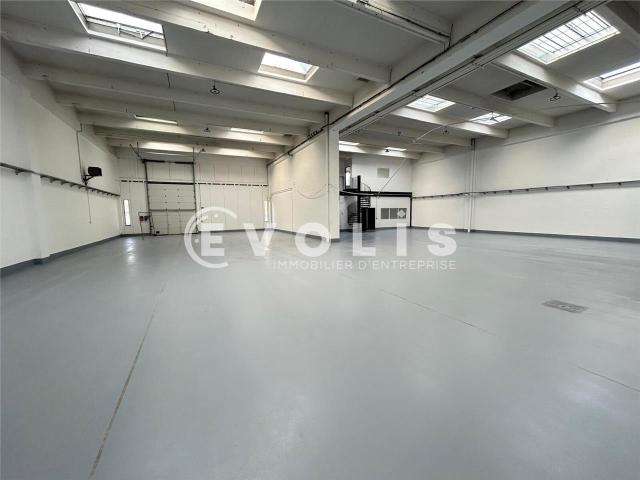 Local Commercial location à Évry, Petit-bourg