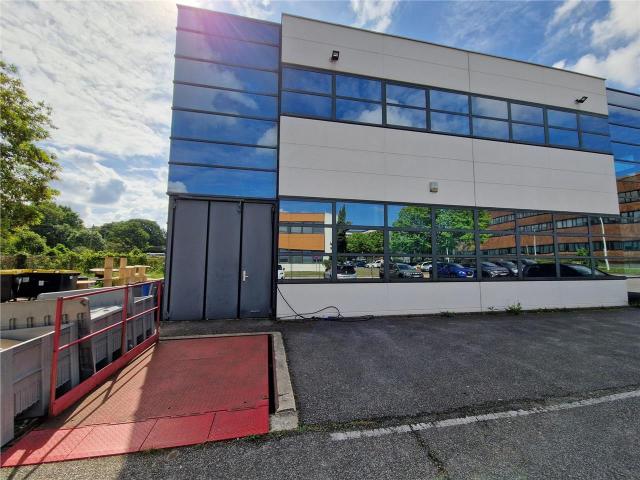 Local Commercial location à Parc d'Activité du Pas du Lac (Sud), Montigny-le-Bretonneux