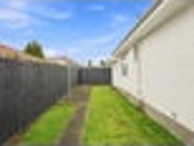 Apartment for sale in Chaslands, Canterbury