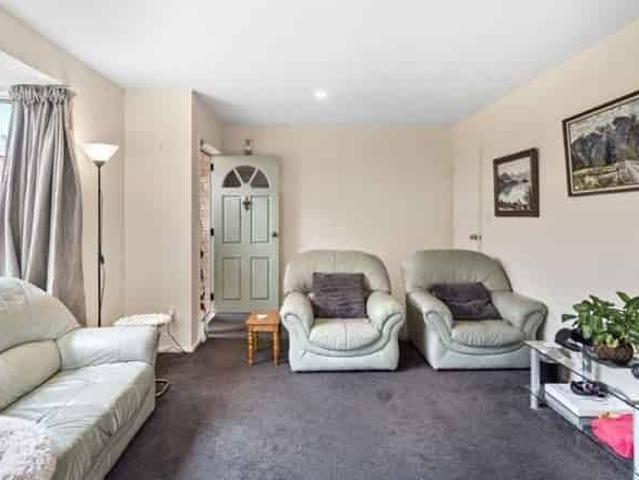 Townhouse for rent in Chaslands, Canterbury