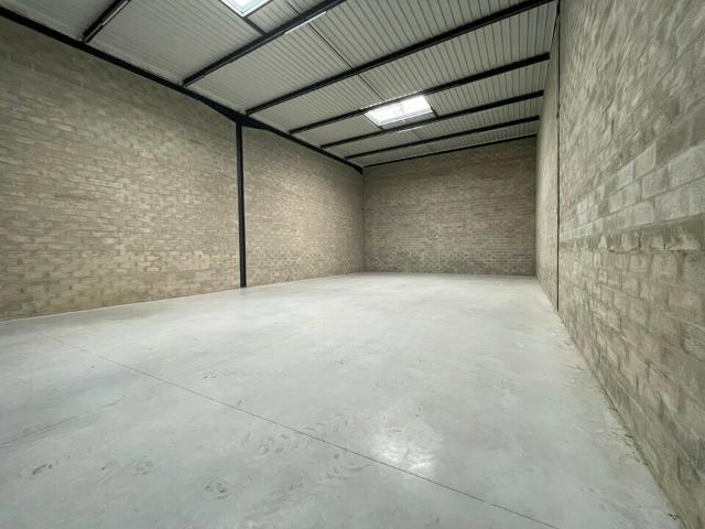 Local Commercial vente à Saint-Denis, Stains