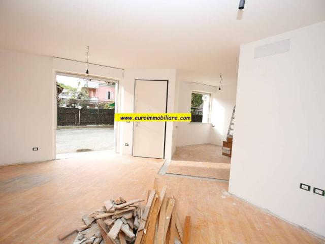 Loft in vendita a Quartiere dei poeti, Pineto