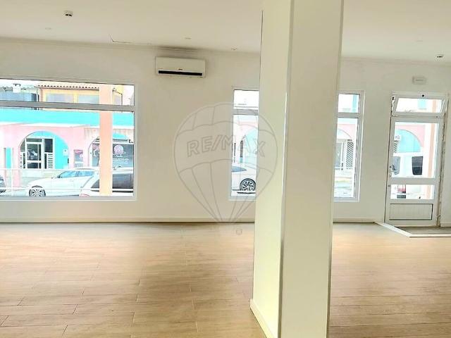 Loja venda em Zona Residencial de Santa Marta do Pinhal e de Corroios, e de Quinta da Marialva, Seixal