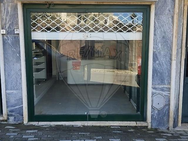 Loja venda em Quinta da Portela, Belas
