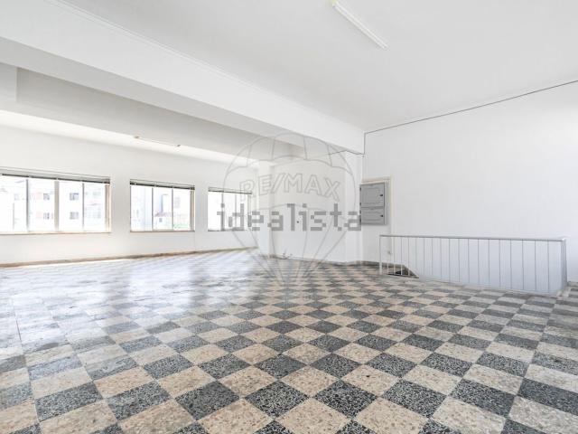 Loja venda em São Francisco Xavier, Lisboa