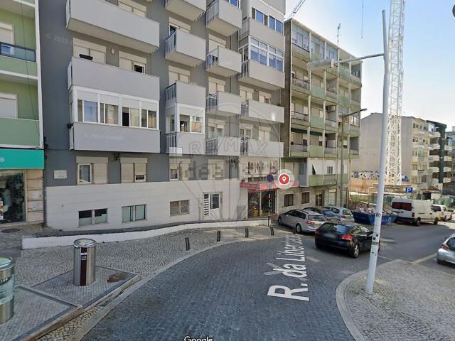 Loja venda em Torcatas, Almada