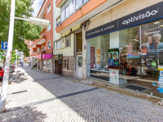 Loja venda em Ginjal, Almada