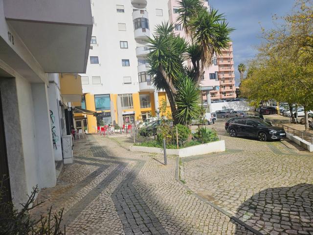 Armazém alugar em Almada, Setúbal