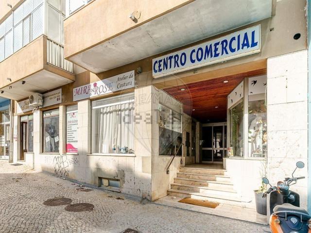 Loja venda em Ramalha, Almada
