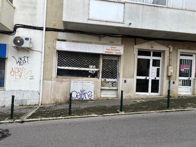 Loja venda em Vale de Gatos, Seixal
