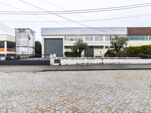 Armazém alugar em Regueirinho, Santa Maria Da Feira