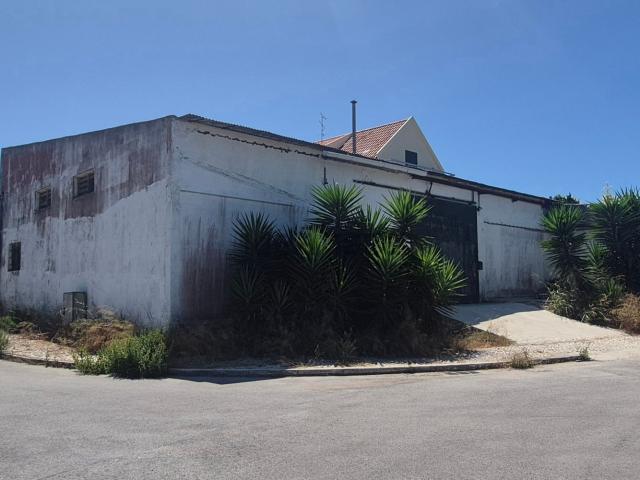 Armazém alugar em Funchalinho, Almada