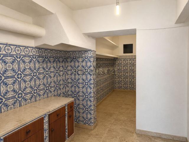 Armazém alugar em Almada, Setúbal