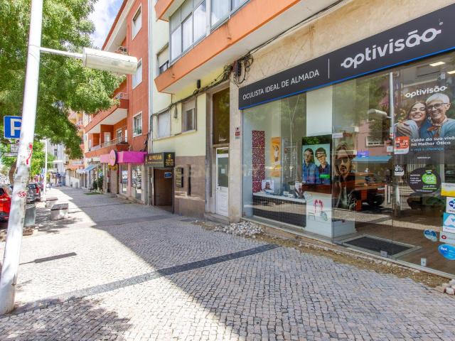 Loja venda em Ginjal, Almada