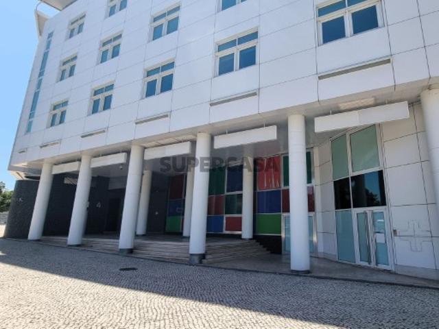 Armazém venda em Oeiras, Núcleo Urbano Histórico de Linda-a-Velha