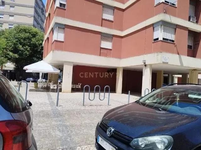 Loja venda em Bairro das Amendoeiras, Lisboa