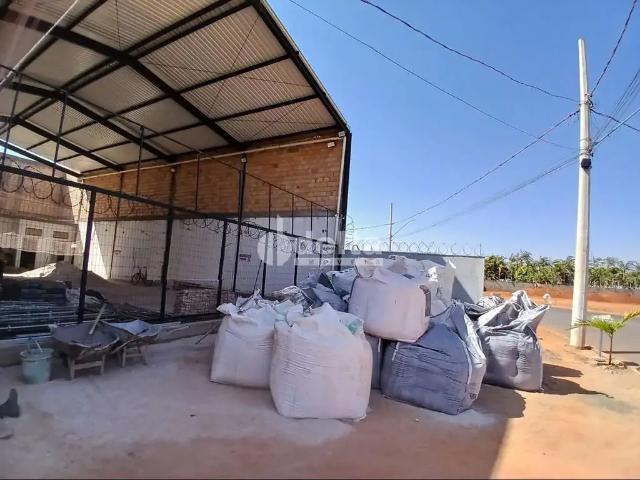 Ponto Comercial aluguel em Novo Mundo, Uberlândia