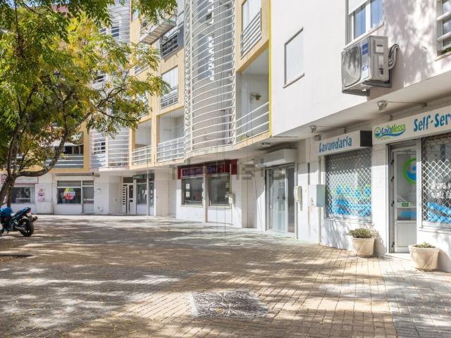 Loja alugar em Zona Residencial de Santa Marta do Pinhal e de Corroios, e de Quinta da Marialva, Seixal