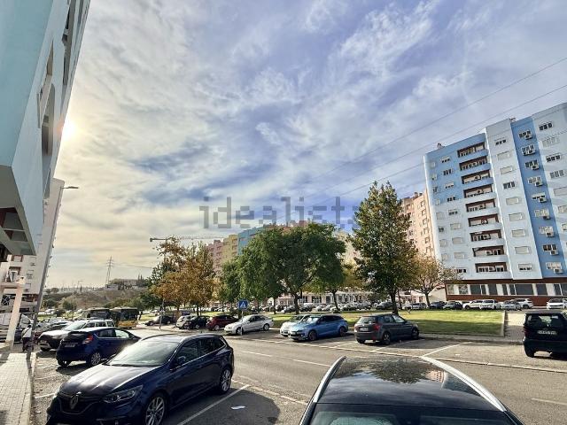 Loja venda em Zona Residencial de Santa Marta do Pinhal e de Corroios, e de Quinta da Marialva, Seixal