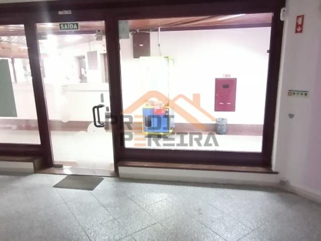 Loja alugar em Casal do Chapim, Odivelas