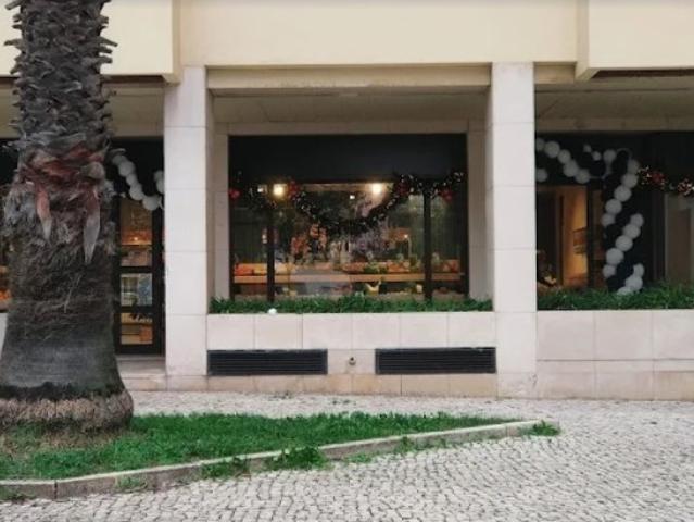 Ponto Comercial alugar em Carnide, Carnide