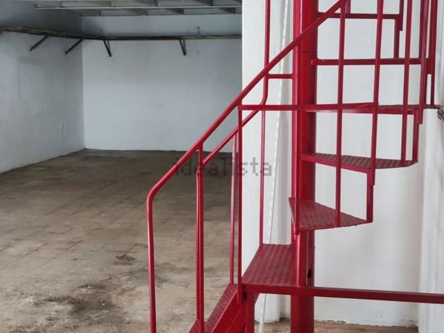 Armazém alugar em Falagueira, Amadora