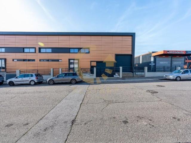 Armazém alugar em Vila Nova De Gaia, Porto