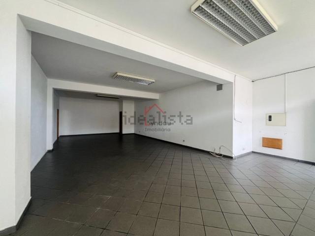 Ponto Comercial alugar em Joane, Telhado