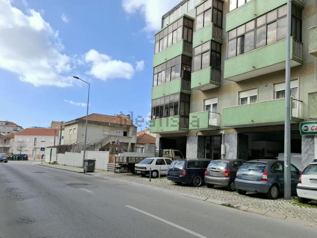 Armazém venda em Santo António do Laranjeiro, Almada