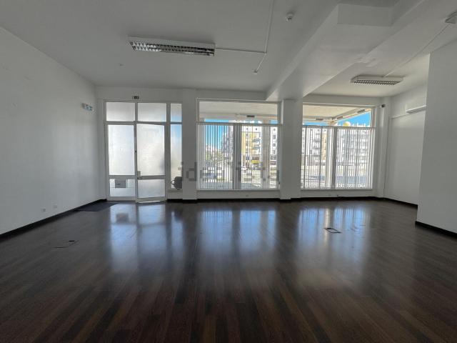Loja alugar em Santo António do Laranjeiro, Almada