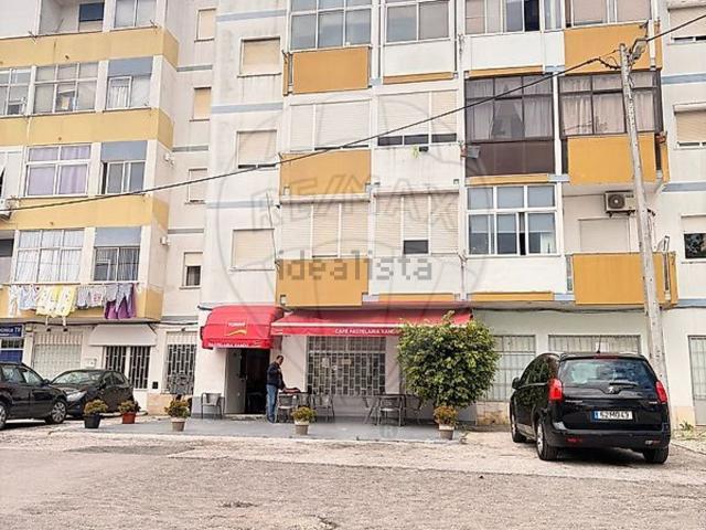 Loja venda em Alembrança, Almada