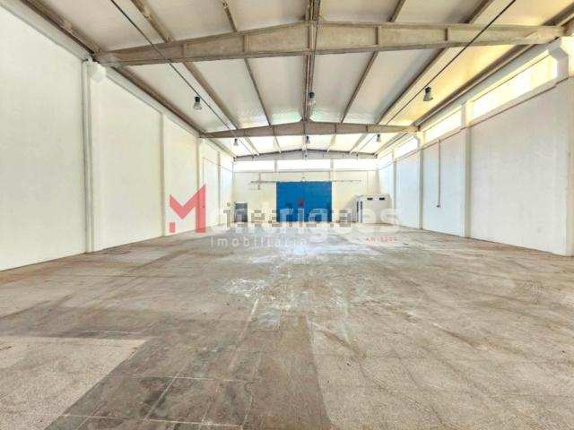 Armazém alugar em Bairro da Barrosa, Montijo