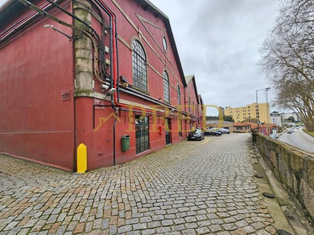 Armazém alugar em Porto