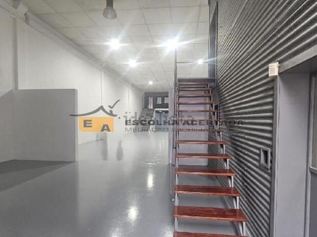 Armazém alugar em Porto