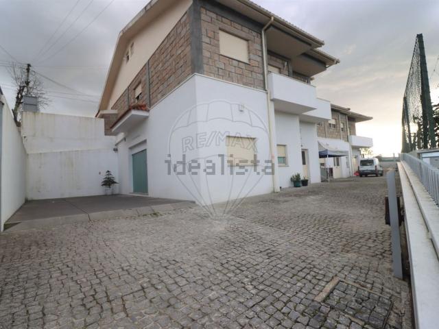 Armazém venda em Felgueiras, Pombeiro De Ribavizela