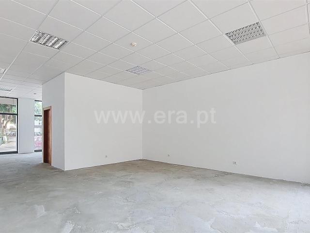 Loja venda em Três Bicos, Portimão