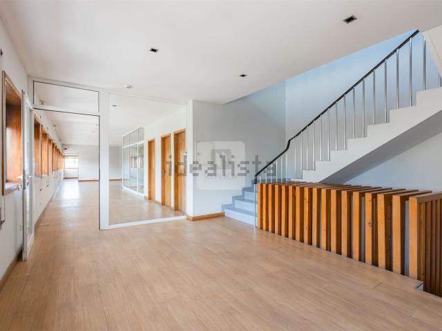 Armazém alugar em Porto