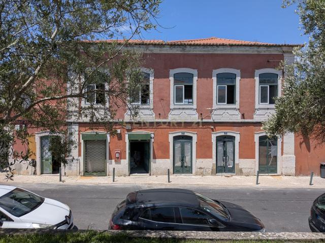 Loja alugar em Santa Clara, Lisboa