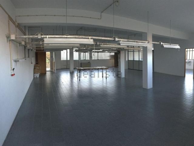 Armazém alugar em São Roque, Vila Chã