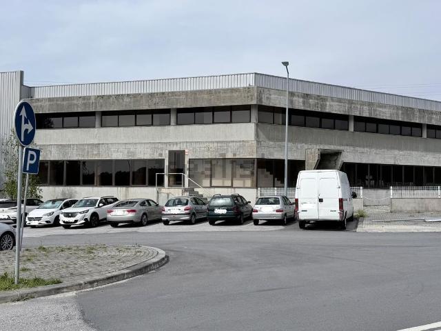 Armazém alugar em Santo Tirso, Porto