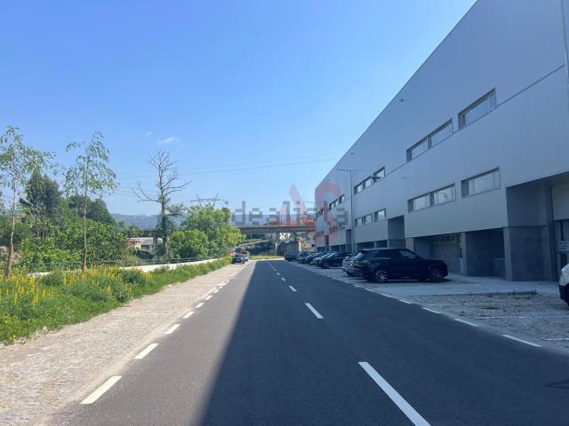 Armazém alugar em Santo Tirso, Porto