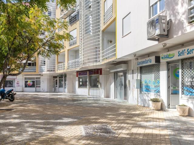 Loja alugar em Zona Residencial de Santa Marta do Pinhal e de Corroios, e de Quinta da Marialva, Seixal