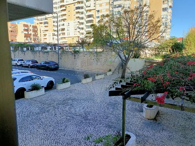 Loja alugar em Carnide, Lisboa