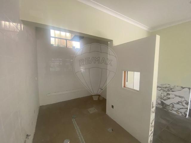 Ponto Comercial alugar em Odivelas, Bairro Olaio