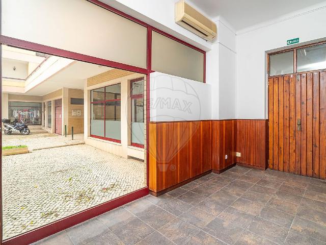 Loja alugar em Três Bicos, Portimão