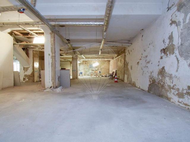 Armazém alugar em Santo António, Lisboa