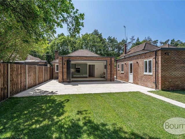 Room for rent in Row Town, Surrey
