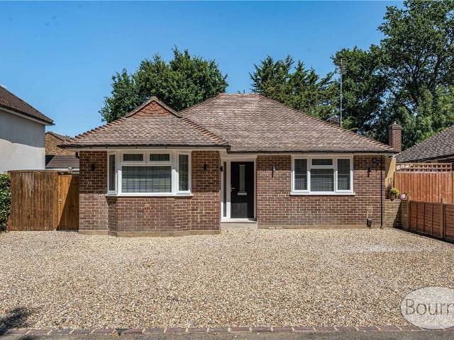 Room for rent in Row Town, Surrey