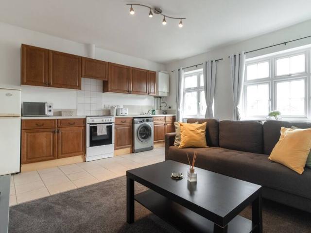 Apartment for rent in Red Hill, Greater London
